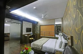 OYO Premium VIP Road - Image 5