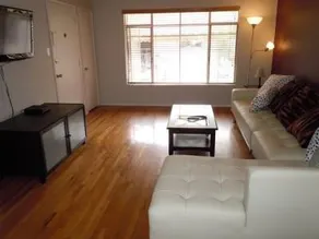 One-Bedroom Apartment in Beverly Hills - Image 2