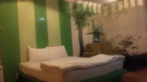 Pink Motel - Image 5