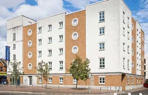 Travelodge Watford Central - Image 4