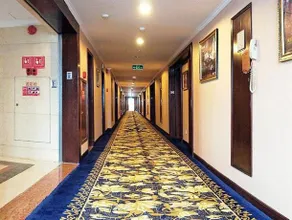 Four Seas Hotel - Image 4