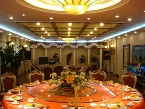Hongri Business and Resort Hotel Badaguan Qingdao - Image 4