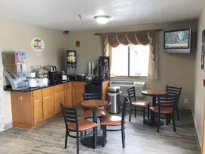 Super 8 by Wyndham Oneida Verona - Image 2
