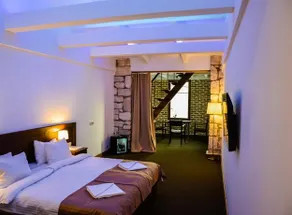 Dem Hotel - Image 5