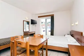 Coral Beach Hotel - Image 5