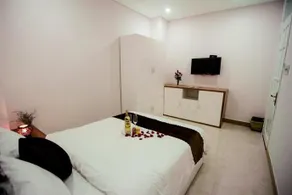 Rose Hotel - Image 5