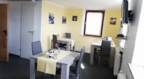 Für Alleinreisende- Single Room- Rustikales freistehendes Mini Holzfass zum Schlafen, mit angrenzendem Badezimmer! - Image 3