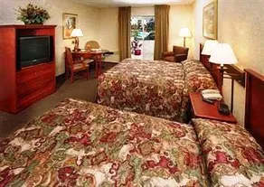 ClubHouse Inn & Suites Wichita - Image 2