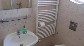 Liget Apartmanház - Image 2