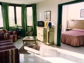 Camparan Suites - Image 4