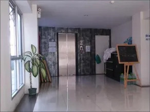 Lively Guest House Bangkok - Image 1