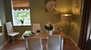 Stylish 2 bed Apartment Parking Great location - Image 2