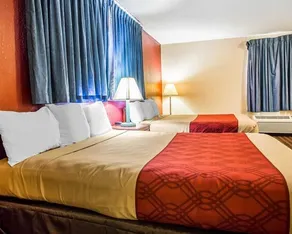 Econo Lodge - Image 3