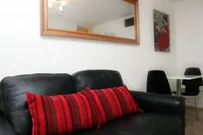 Central quiet self check in 1 bedroom apartment up to 4 - Image 2