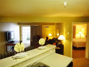 River Oaks Suites & Apartments - Image 5