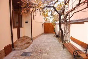 Arthouse Lucrezia - Image 2