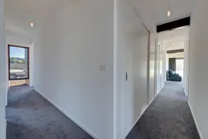 Hobart Waterfront Luxury Retreat - Image 3