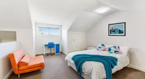 Spacious & Modern Townhouse in Asquith - Image 4