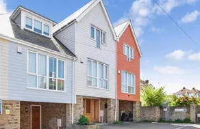 Quiet town house by the sea - Image 4