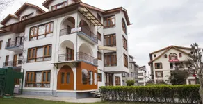 Season Palace - Image 3
