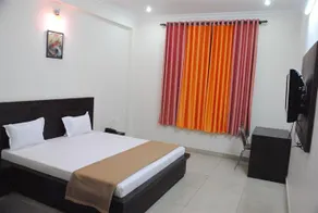 Saket Hotel And Restaurant - Image 3