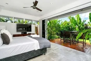 Coral Edge - Luxury Retreat - Image 5