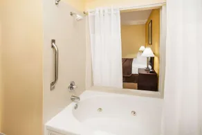 Days Inn & Suites by Wyndham Harvey / Chicago Southland - Image 3