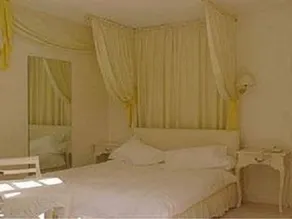 Logis Hotel Les Fleurs De Lees - Image 3