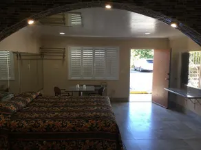 Foxy's Motor inn on Florence & Hoover St - Image 2
