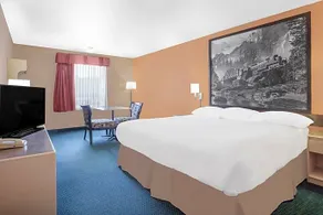 Super 8 by Wyndham Cranbrook - Image 5