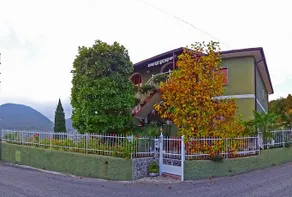 Casa Piccini garden by Gardadomusmea - Image 1