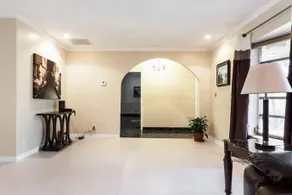 Tata's Hollywood Vacation Home - Image 2