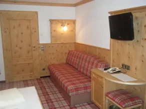 Family room, shower or bath, toilet, balcony - Image 4