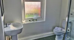 Wigan Short Let Spacious 4BR, Contractors Welcome - Image 3