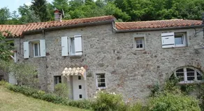 maison en pierre dans un ecrin de verdure - Image 2