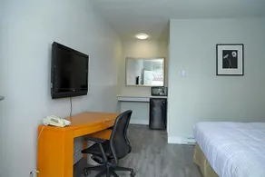 Queensway Court Motel - Image 4