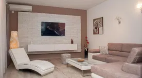 Red Sunset Apartments - Image 2