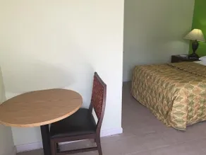 Green Acres Motel - Image 5