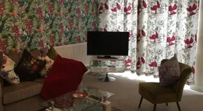 Stunning house with free parking - Image 3