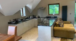 Luxurious private coach house - Image 4