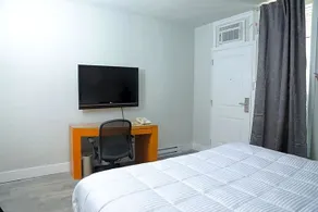 Queensway Court Motel - Image 2
