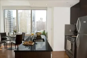 Deluxe Midtown Suites - Image 4