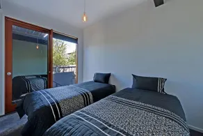 Hobart Waterfront Luxury Retreat - Image 5