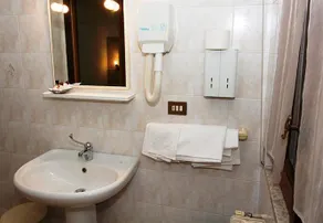 Frank Hotel - Image 3