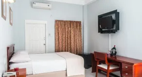 Status International Hotel - Image 4