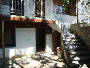 Regina's Guesthouse - Image 2