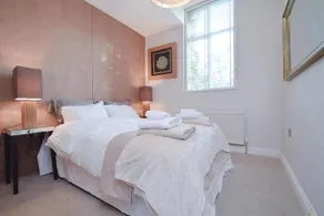Stylish 2BR Designer Flat Holland Park - Image 4