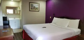 Budget Inn - Image 4