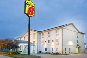 Super 8 by Wyndham El Paso IL - Image 4