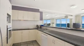 Ocean Plaza Unit 1469 - Right on Coolangatta beachfront - Image 2